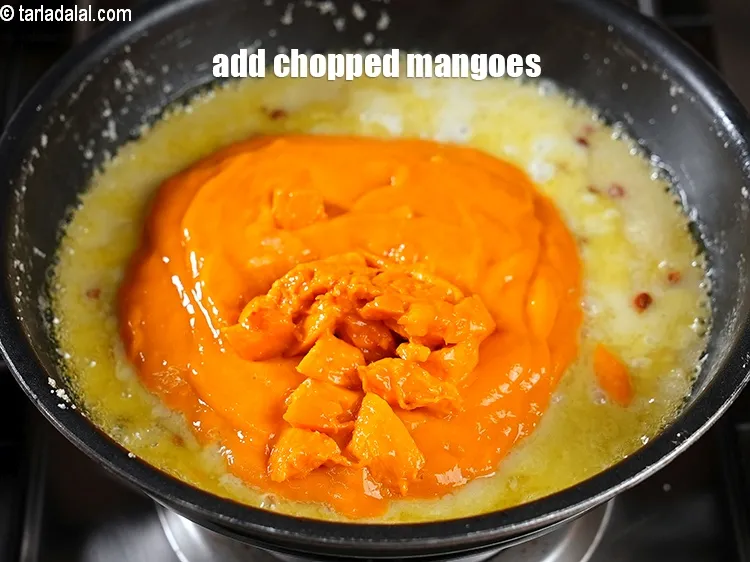 स्टेप 13 – १/२ कप&nbsp;<a href=""https://www.tarladalal.com/glossary-chopped-mango-hindi-803i"">कटे हुए आम</a>&nbsp;डालें ।&nbsp;