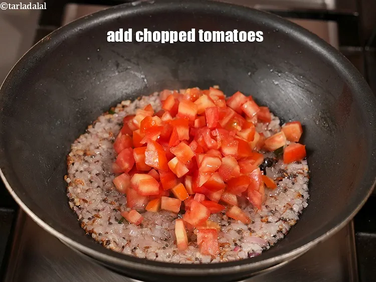 स्टेप 13 – १ कप&nbsp;<a href=""https://www.tarladalal.com/glossary-chopped-tomatoes-hindi-779i"">कटे टमाटर</a>&nbsp;डालें।&nbsp;