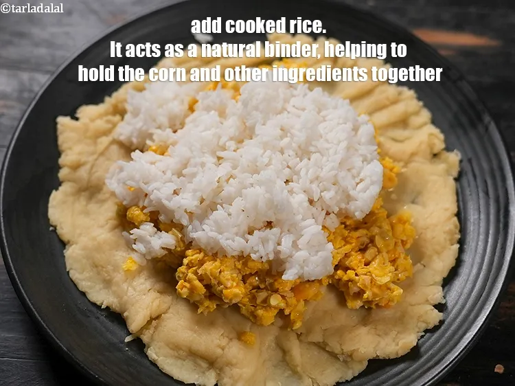 स्टेप 13 – ३/४ कप&nbsp;<a href=""https://www.tarladalal.com/cooked-rice-hindi-32639r"">पके हुए चावल</a>&nbsp;डालें। पके हुए चावल, खास तौर …