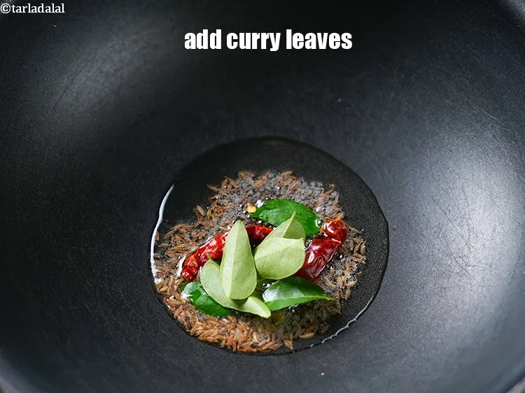 स्टेप 13 – ५ से ६&nbsp;<a href=""https://www.tarladalal.com/glossary-curry-leaves-kadi-patta-kadipatta-hindi-388i"" target=""_blank"">करी पत्ता (कड़ी पत्ता)</a>&nbsp;डालें।