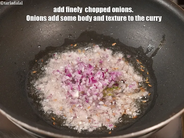 स्टेप 13 – <p>१/४ कप&nbsp;बारीक&nbsp;<a href="">कटा हुआ प्याज</a>&nbsp;डालें। प्याज करी में कुछ गाढ़ापन …