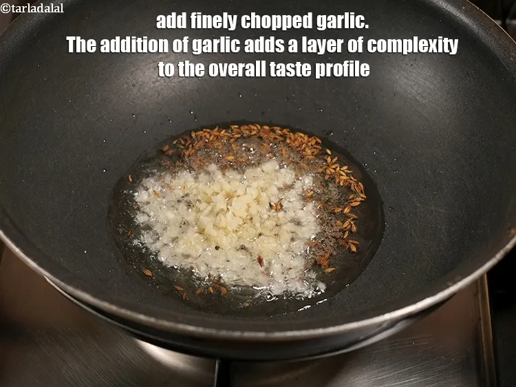 स्टेप 13 – १ टेबल-स्पून&nbsp;बारीक&nbsp;<a href=""https://www.tarladalal.com/glossary-chopped-garlic-hindi-790i"">कटा हुआ लहसुन</a>&nbsp;डालें । लहसुन डालने से समग्र …