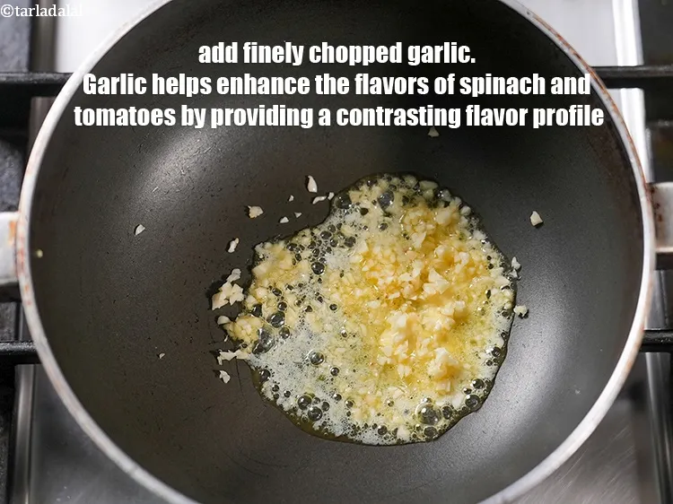 स्टेप 25 – १ टेबल-स्पून&nbsp;बारीक&nbsp;<a href=""https://www.tarladalal.com/glossary-chopped-garlic-hindi-790i"">कटा हुआ लहसुन</a>&nbsp;डालें । लहसुन एक विपरीत स्वाद …