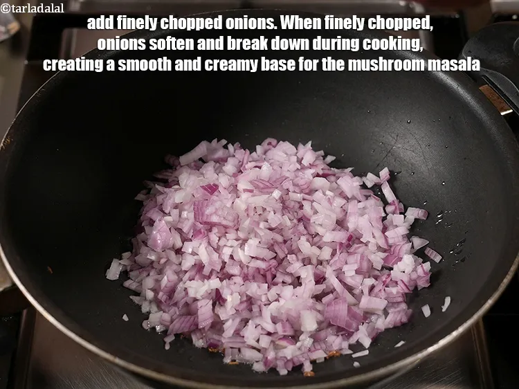 स्टेप 13 – १ कप&nbsp;बारीक&nbsp;<a href=""https://www.tarladalal.com/glossary-chopped-onions-hindi-722i"">कटा प्याज</a>&nbsp;डालें&nbsp;। बारीक कटा हुआ होने पर, प्याज …