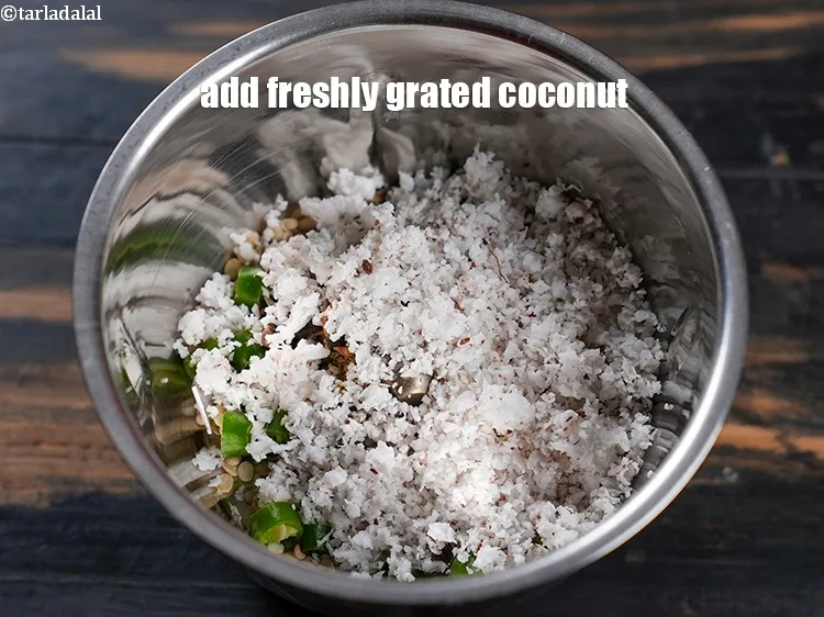 स्टेप 13 – ४ टेबल-स्पून&nbsp;ताज़ा&nbsp;<a href=""https://www.tarladalal.com/glossary-grated-coconut-hindi-852i"">कसा हुआ नारियल</a>&nbsp;&nbsp;डालें।