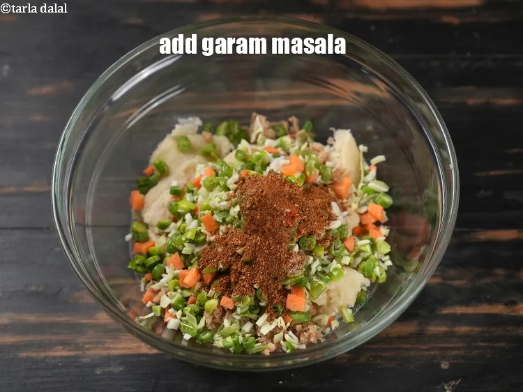 स्टेप 13 – १/४ टी-स्पून&nbsp;<a href=""https://www.tarladalal.com/glossary-garam-masala-hindi-296i"">गरम मसाला</a>&nbsp;डालें।