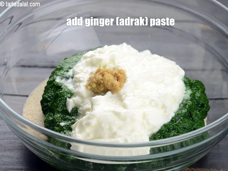 स्टेप 14 – १/२ टी-स्पून&nbsp;<a href=""https://www.tarladalal.com/glossary-ginger-paste-adrak-ki-paste-hindi-457i"">अदरक की पेस्ट</a>&nbsp;डालें ।