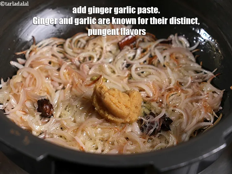 स्टेप 13 – <p>1 बड़ा चम्मच&nbsp;<a href="">अदरक-लहसुन का पेस्ट</a>&nbsp;डालें&nbsp;। अदरक और लहसुन अपने …