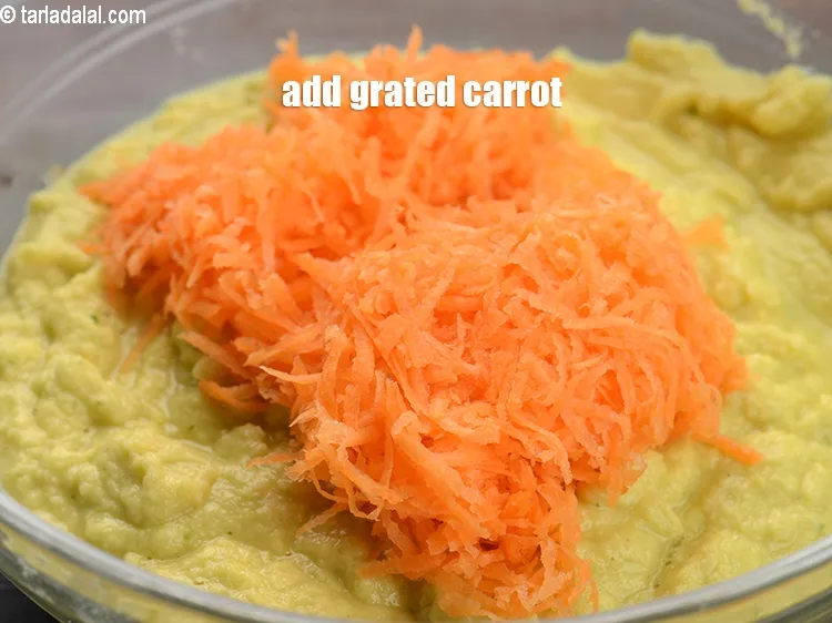 स्टेप 13 – १/२ कप&nbsp;<a href=""https://www.tarladalal.com/glossary-grated-carrot-hindi-816i"">कद्दूकस की हुई गाजर</a>&nbsp;डालें।