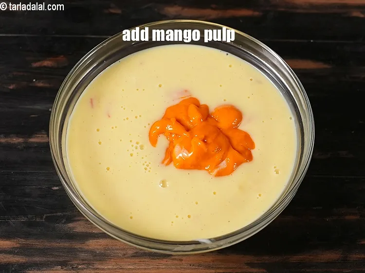 स्टेप 14 – अब इसमें १/२ कप&nbsp;<a href=""https://www.tarladalal.com/glossary-mango-pulp-aam-ras-amras-hindi-146i"">आम का पल्प</a>&nbsp;मिलाएं ।