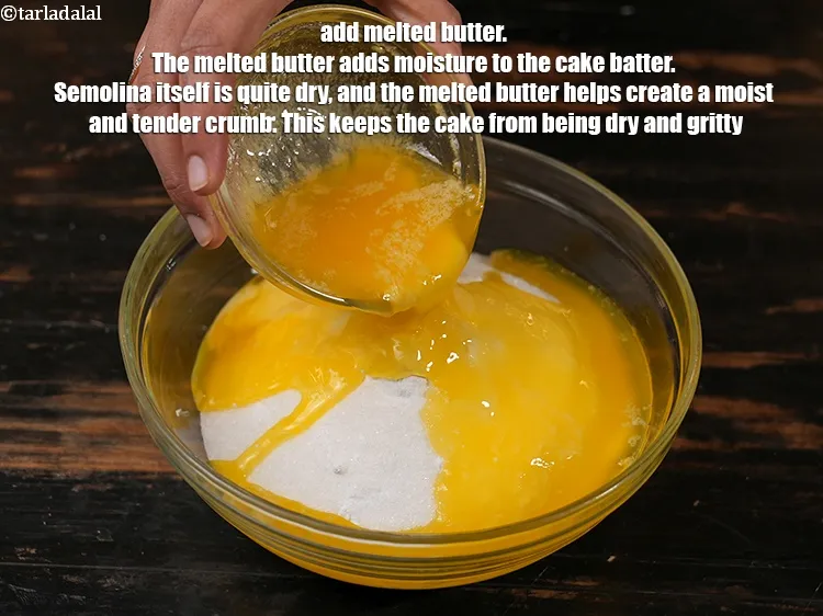 स्टेप 13 – १/२ कप&nbsp;<a href=""https://www.tarladalal.com/glossary-melted-butter-hindi-1941i"">पिघला हुआ मक्खन</a>&nbsp;डालें&nbsp;। पिघला हुआ मक्खन केक के …