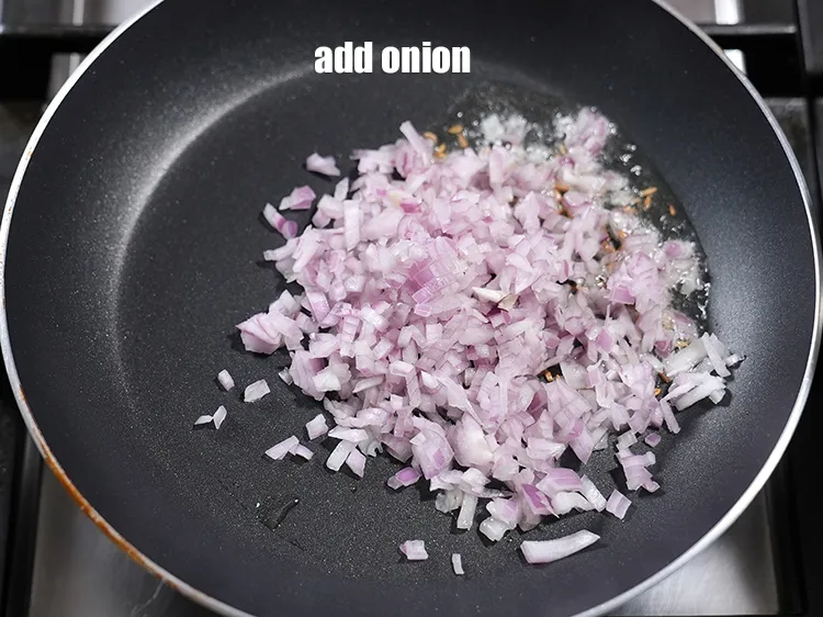 स्टेप 13 – १/२ कप&nbsp;बारीक&nbsp;<a href=""https://www.tarladalal.com/glossary-chopped-onions-hindi-722i"">कटा प्याज</a> डालें।