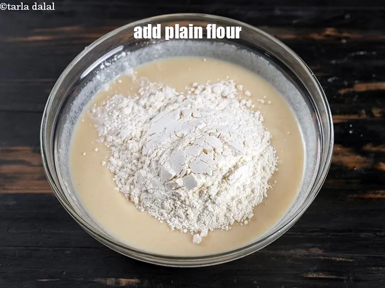 स्टेप 13 – १/२ कप&nbsp;<a href=""https://www.tarladalal.com/glossary-plain-flour-maida-hindi-188i"">मैदा</a>&nbsp;डालें।