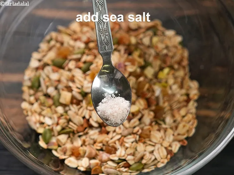 स्टेप 13 – स्वादानुसार समुद्री नमक डालें।