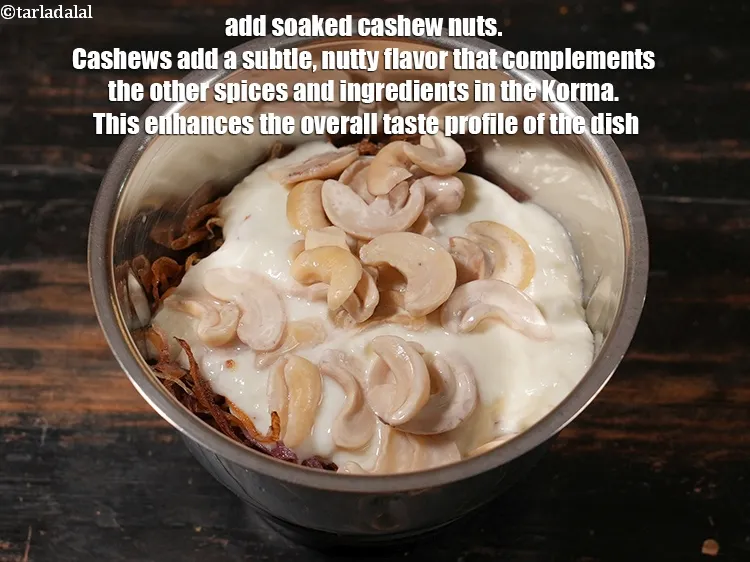 स्टेप 13 – २ टेबल-स्पून&nbsp;भिगोए हुए&nbsp;<a href=""https://www.tarladalal.com/glossary-cashew-nuts-kaju-hindi-840i"">काजू</a>&nbsp;डालें&nbsp;। काजू एक हल्का, मेवे जैसा स्वाद …