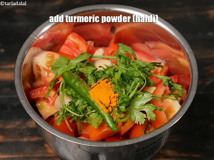 स्टेप 13 – १/४ टी-स्पून&nbsp;<a href=""https://www.tarladalal.com/glossary-turmeric-powder-haldi-hindi-645i"">हल्दी पाउडर</a>&nbsp;डालें।
