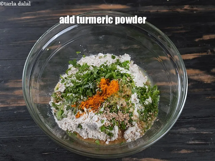 स्टेप 17 – १/४ टी-स्पून&nbsp;<a href=""https://www.tarladalal.com/glossary-turmeric-powder-haldi-hindi-645i"">हल्दी पाउडर</a>&nbsp;डालें।