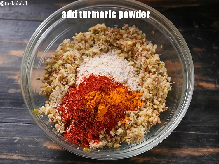 स्टेप 13 – १/८ टी-स्पून&nbsp;<a href=""https://www.tarladalal.com/glossary-turmeric-powder-haldi-hindi-645i"">हल्दी पाउडर</a>&nbsp;डालें।&nbsp;