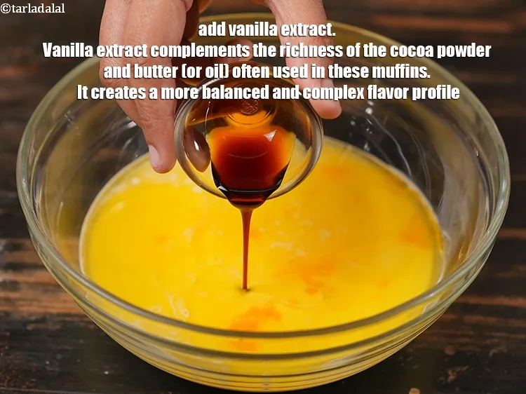 स्टेप 13 – १ टी-स्पून&nbsp;<a href=""https://www.tarladalal.com/glossary-vanilla-extract-hindi-1248i"">वेनिला एक्सट्रैक्ट</a>&nbsp;डालें&nbsp;। वेनिला एक्सट्रेक्ट इन मफिन में अक्सर …