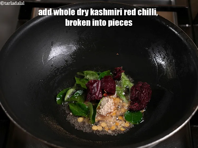 स्टेप 13 – <p>टुकड़ों में तोड़ी हुई&nbsp;&nbsp;१&nbsp;<a href="">साबुत सूखी कश्मीरी लाल मिर्च</a>&nbsp;डालें ।</p>