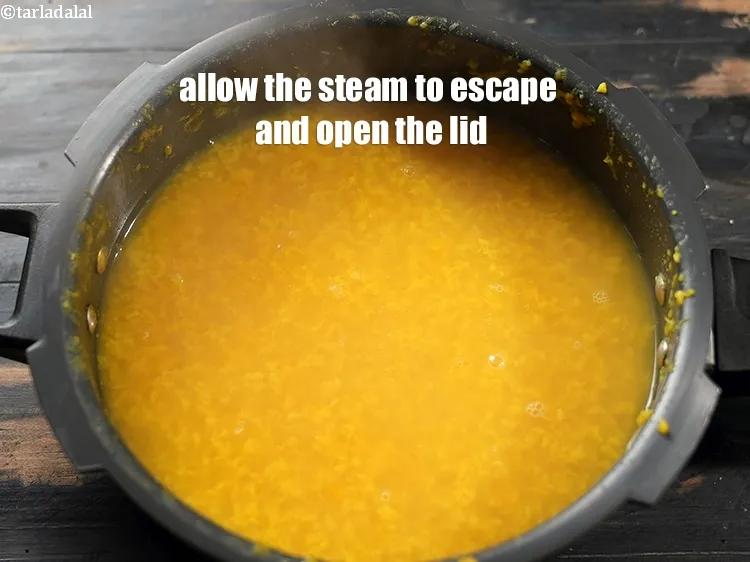 स्टेप 13 – भाप निकलने दें और फिर ढक्कन खोलें।