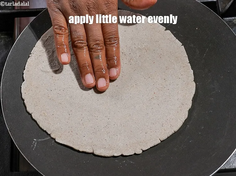 स्टेप 13 – थोड़ा सा पानी समान रूप से लगाएं।