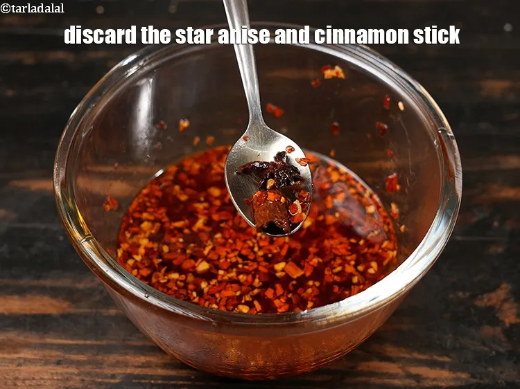 स्टेप 13 – स्टार ऐनीज़ और दालचीनी की छड़ियों को हटा दें।