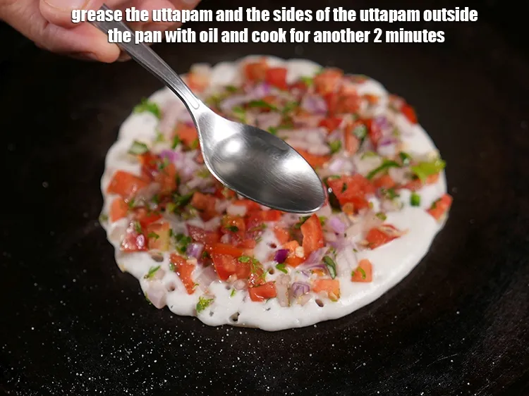 स्टेप 44 – उत्तपम और उत्तपम के किनारों को तवे के बाहर तेल …