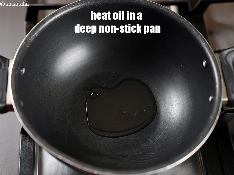 स्टेप 13 – एक गहरे नॉन-स्टिक पैन में १ टेबल-स्पून&nbsp;<a href=""https://www.tarladalal.com/glossary-oil-hindi-671i"">तेल</a> गरम करें।
