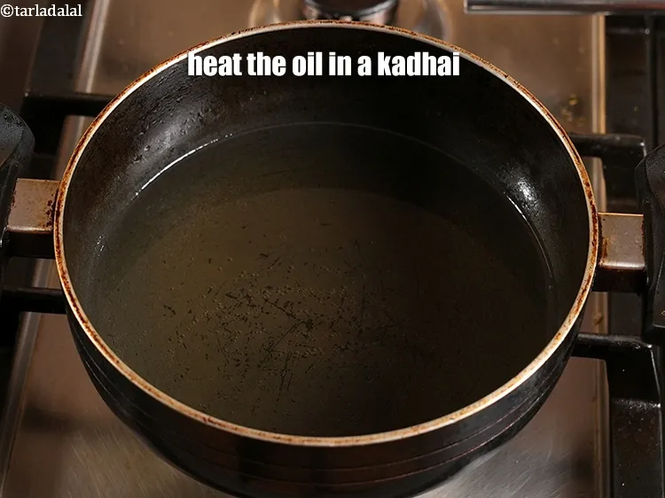 स्टेप 35 – <strong>उपवास साबूदाना वड़ा</strong> तलने के लिए | <strong>महाराष्ट्रीयन स्टाइल साबूदाना …