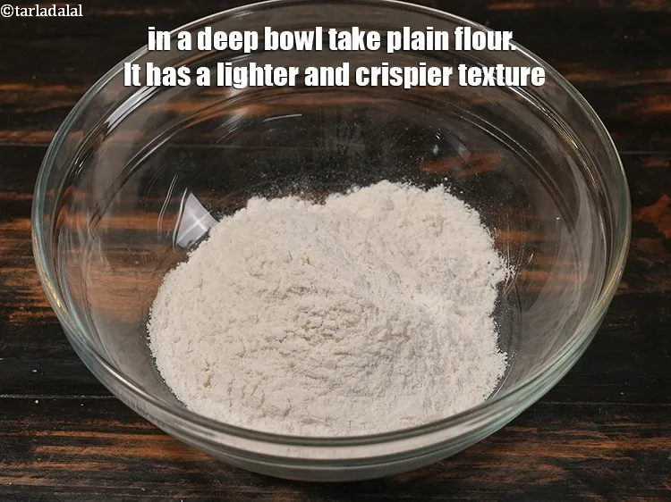 स्टेप 12 – <strong>क्रिस्पी फ्राइड गोभी</strong> के लिए घोल बनाने के लिए, एक …