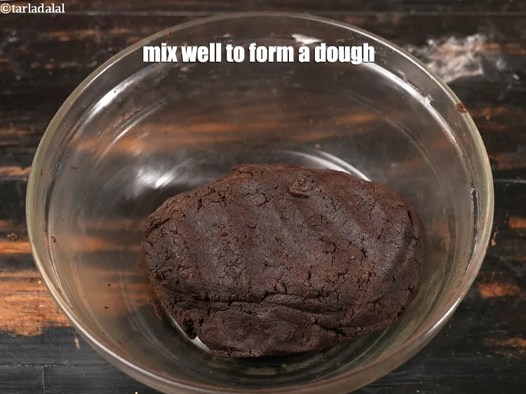 स्टेप 13 – अच्छी तरह मिलाकर आटा गूंथ लें।