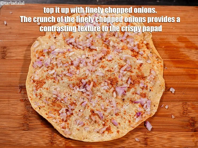 स्टेप 13 – 2 टेबल-स्पून&nbsp;बारीक&nbsp;<a href=""https://www.tarladalal.com/glossary-chopped-onions-hindi-722i"">कटा हुआ प्याज</a>&nbsp;डालें। बारीक कटे प्याज का कुरकुरापन …