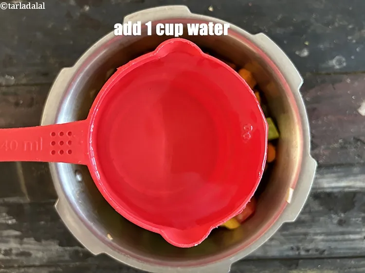 स्टेप 14 – 1 कप पानी&nbsp;डालें।