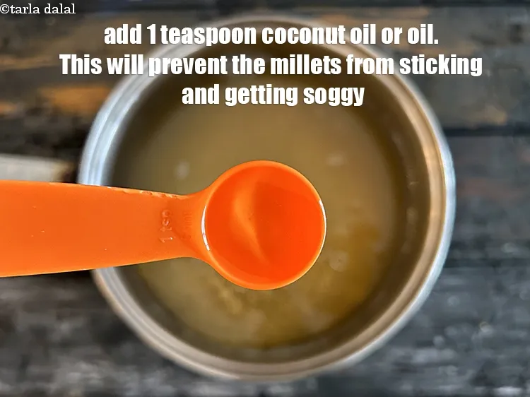 स्टेप 25 – 1 टी-स्पून नारियल का तेल या तेल मिलाएं।&nbsp;<u><em>यह कोदरी&nbsp;को गीला …