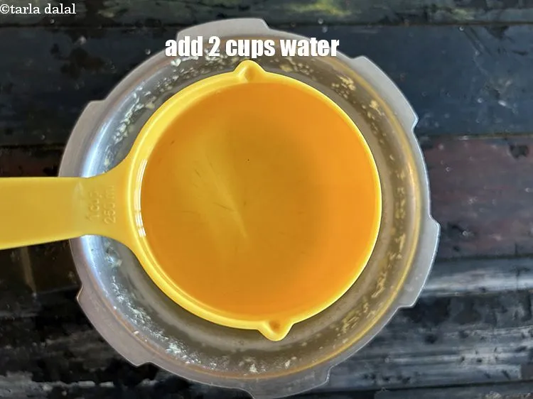 स्टेप 13 – 2 कप पानी डालें।
