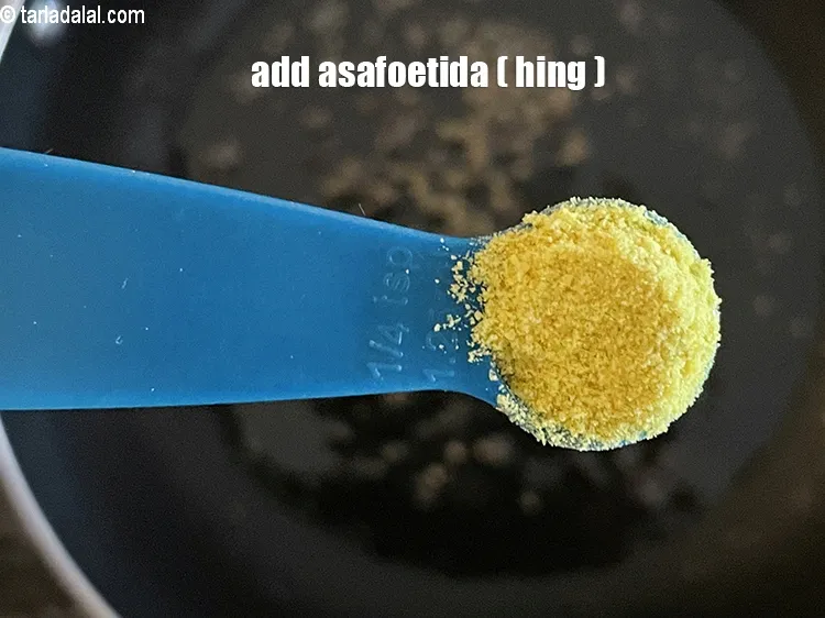 स्टेप 13 – १/४ टी-स्पून हींग&nbsp;डालें।&nbsp;&nbsp;