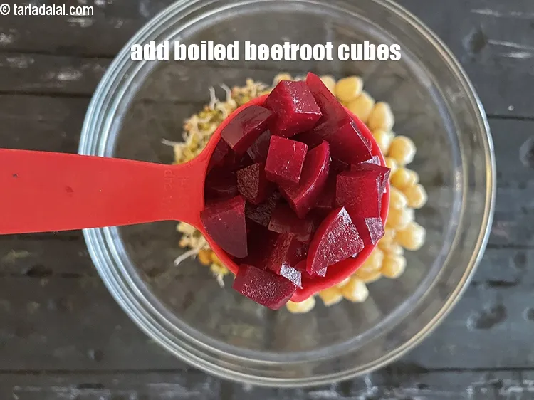 स्टेप 30 – १/४ कप&nbsp;<a href=""https://www.tarladalal.com/glossary-boiled-beetroot-cubes-hindi-2700i"">उबाले हुए चुकंदर के टुकड़े</a>&nbsp;डालें।