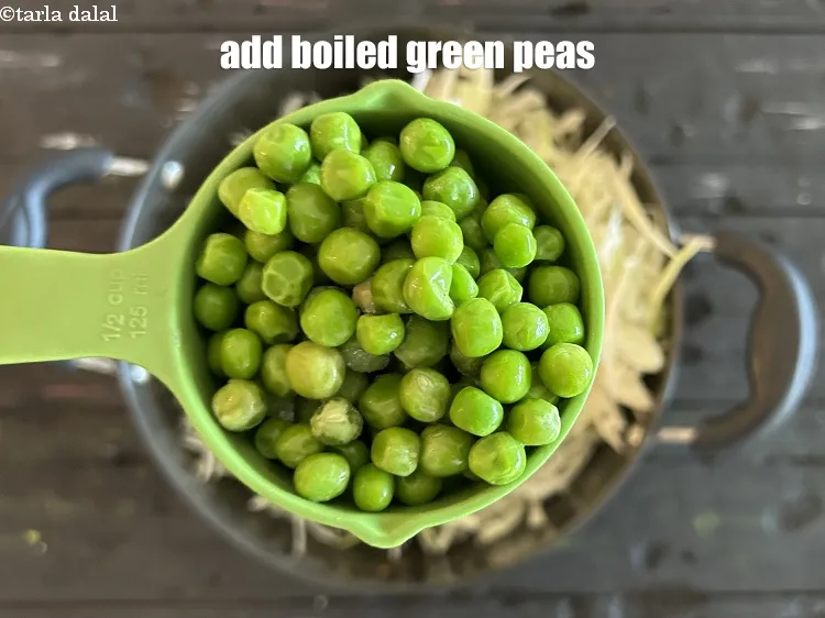 स्टेप 13 – १/२ कप&nbsp;<a href=""https://www.tarladalal.com/glossary-chopped-tomatoes-hindi-779i"">कटे हुए टमाटर</a>&nbsp;डालें।