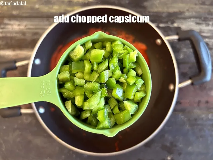 स्टेप 21 – १/२ कप&nbsp;<a href=""https://www.tarladalal.com/glossary-chopped-capsicum-hindi-164i"">कटी हुई शिमला मिर्च</a>&nbsp;डालें&nbsp;।
