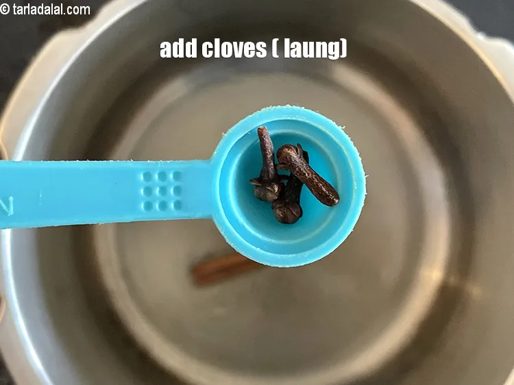 स्टेप 13 – ३&nbsp;<a href=""https://www.tarladalal.com/glossary-cloves-laung-lavang-hindi-322i"">लौंग</a>&nbsp;<span style=""font-size:11.0pt""><span style=""background-color:white""><span style=""font-family:&quot;Nirmala UI&quot;,sans-serif""><span style=""color:black"">डालें।</span></span></span></span>