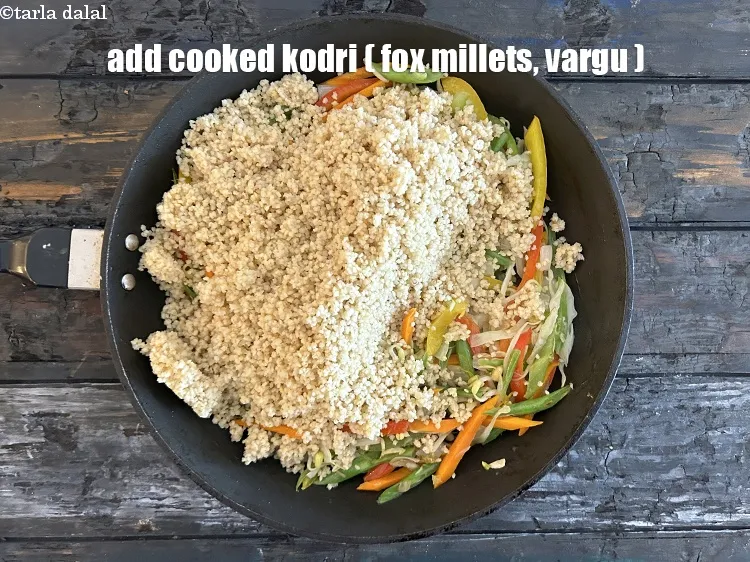 स्टेप 17 – २ १/२ कप&nbsp;<a href=""https://www.tarladalal.com/glossary-cooked-kodri-hindi-2747i"">पकी हुई कोदरी (वरगु)</a>&nbsp;डालें।