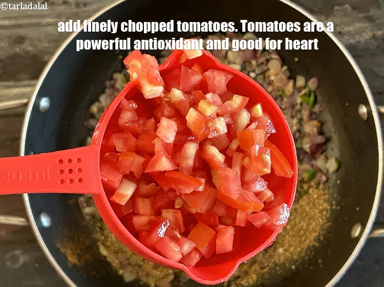 स्टेप 14 – १ १/२ कप&nbsp;<a href=""https://www.tarladalal.com/glossary-chopped-tomatoes-hindi-779i"">बारीक कटे हुए टमाटर</a>&nbsp;डालें।&nbsp;&nbsp;टमाटर&nbsp;<a href=""https://www.tarladalal.com/recipes-for-lycopene-indian-diet-in-hindi-language-1175"" target=""_blank"">लाइकोपीन</a>&nbsp;&nbsp;का अत्यंत …