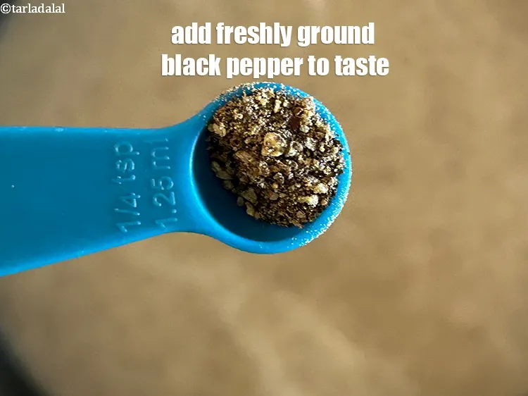 स्टेप 14 – स्वाद के लिए ताज़ा पिसी काली मिर्च डालें।
