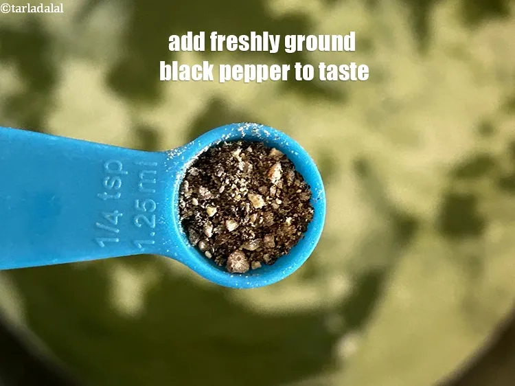 स्टेप 14 – स्वाद अनुसार&nbsp;<a href=""https://www.tarladalal.com/glossary-freshly-ground-black-pepper-kalimirch-powder-kali-mirch-ka-powder-hindi-567i"">ताज़ी पिसी हुई काली मिर्च</a>&nbsp;डालें।
