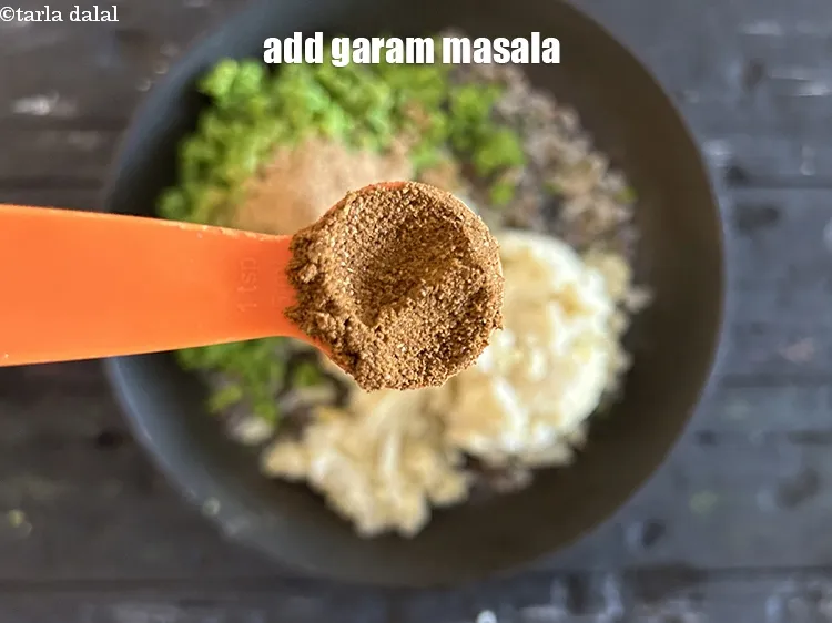 स्टेप 15 – १ टी-स्पून&nbsp;<a href=""https://www.tarladalal.com/glossary-garam-masala-hindi-296i"">गरम मसाला</a>&nbsp;डालें।&nbsp;