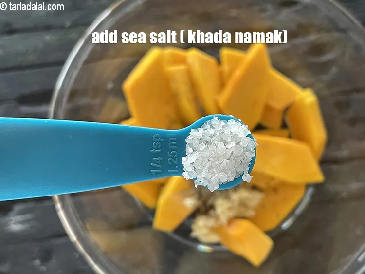 स्टेप 13 – &nbsp;स्वादानुसार <a href=""https://www.tarladalal.com/glossary-sea-salt-khada-namak-hindi-421i"">समुद्री नमक (खड़ा नमक)</a>&nbsp;डालें।
