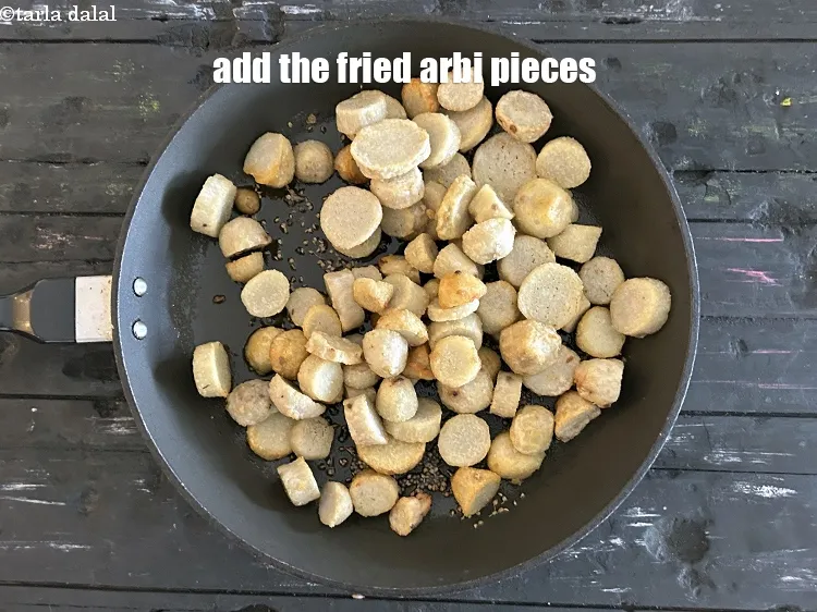 स्टेप 14 – तले हुए अरबी के टुकड़े डालें।