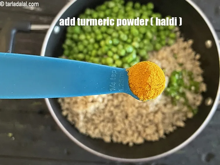 स्टेप 18 – १/४ टी-स्पून&nbsp;<a href=""https://www.tarladalal.com/glossary-turmeric-powder-haldi-hindi-645i"">हल्दी पाउडर</a>&nbsp;डालें&nbsp;।