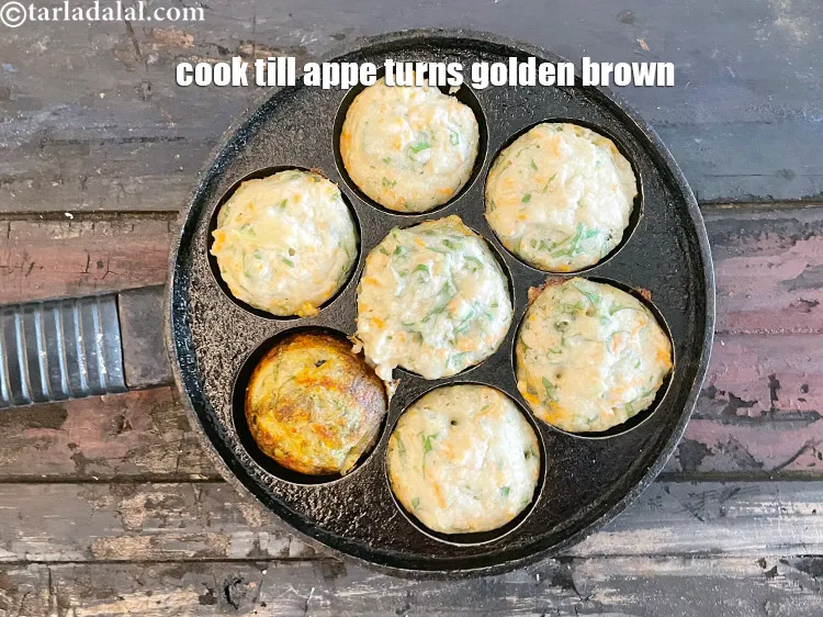 स्टेप 37 – थोड़े तेल का प्रयोग कर, निचली सतह को भी सुनहरा …